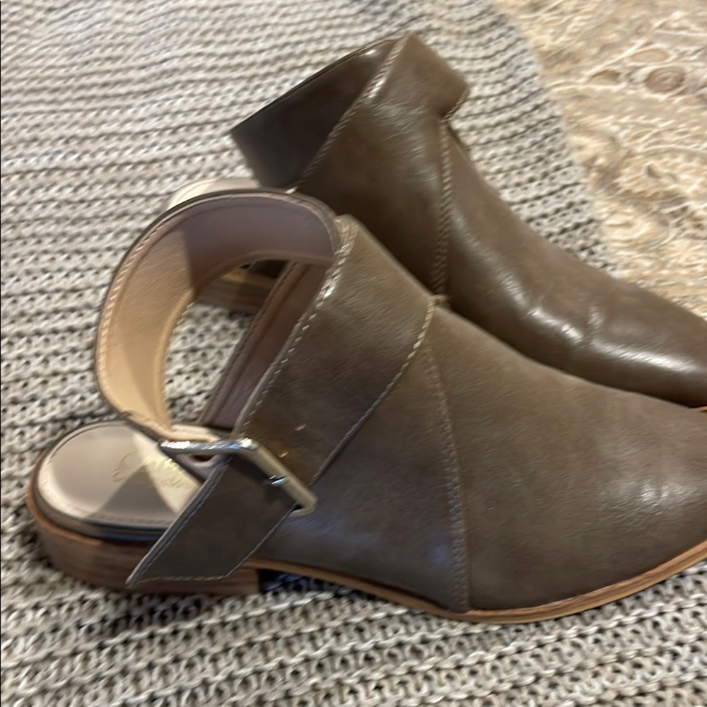 Catherine Malandrino Women's Leather Ankle Booties taupe